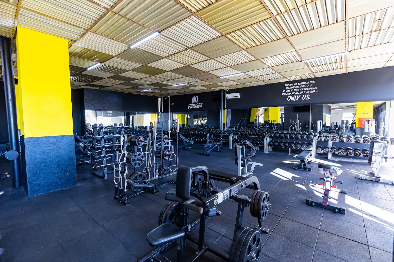 Zona greutăți CrossGym – rackuri, bare olimpice și gantere